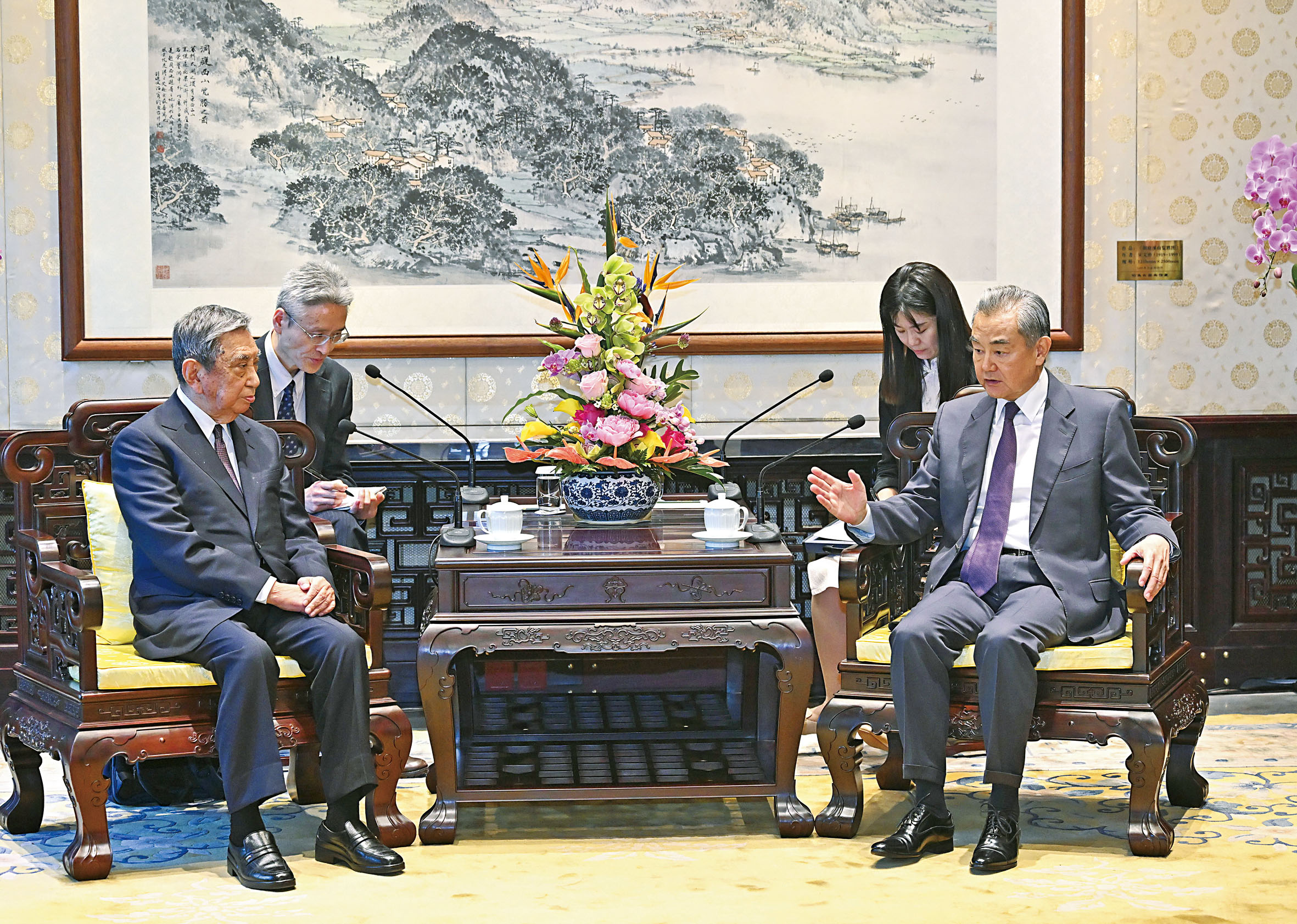 日本國際貿易促進協會會長河野洋平（左）2025年6月訪問北京時，與中共中央外辦主任王毅（右）會晤。新華社資料圖片