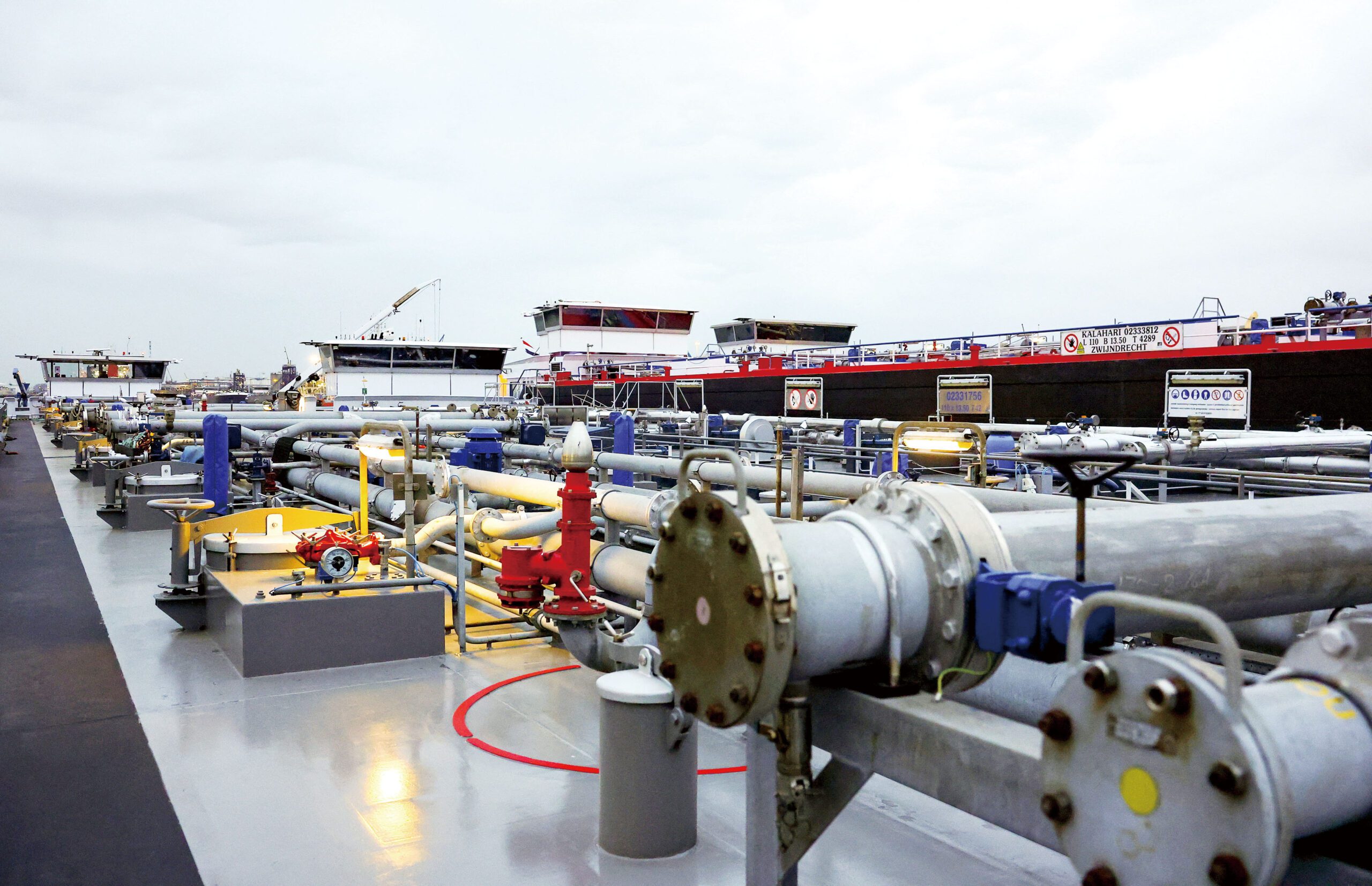 在位於荷蘭鹿特丹的埃克森美孚煉油和石化平台附近，油輪等待加油。路透社