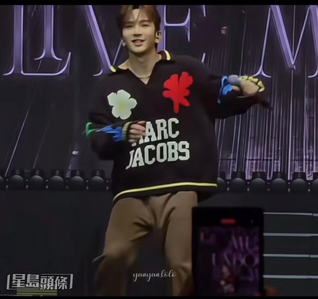 Anson Lo在舞台上落力演出，又唱又跳。