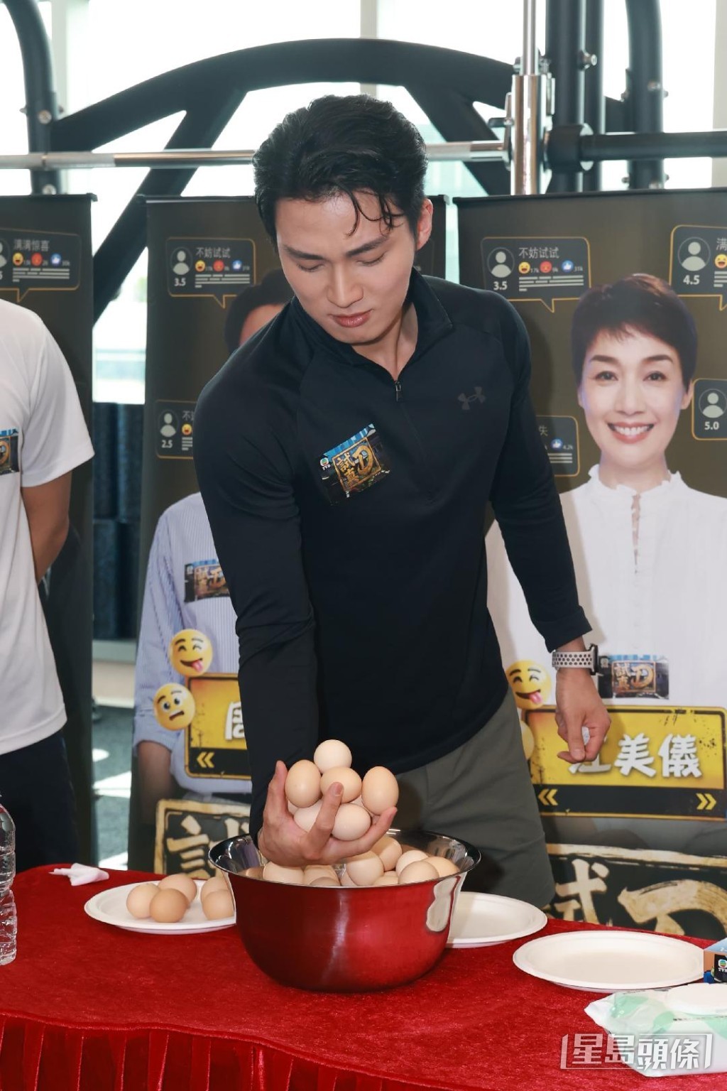 周嘉洛在記者會上示範單手撈雞蛋。