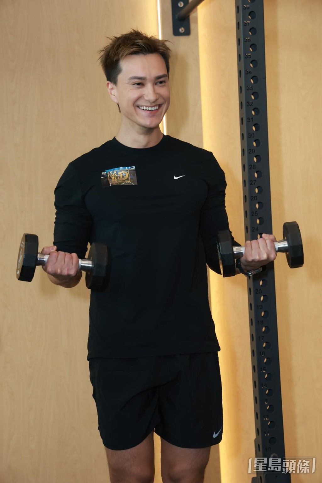 朱敏瀚在記者會上試玩啞鈴。