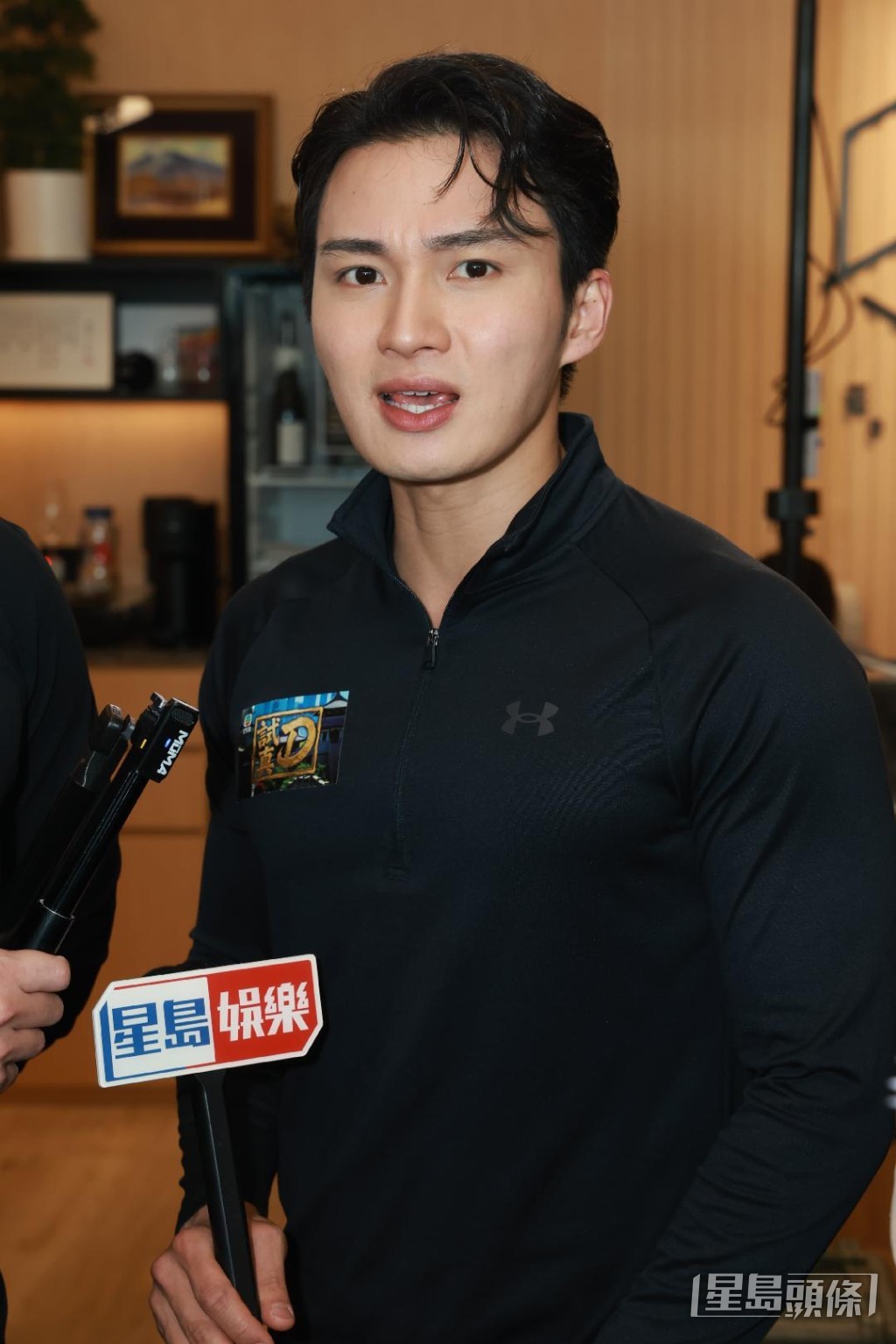 周嘉洛在節目中品嚐「沙蟲刺身」與「榴槤飯」等創新料理。