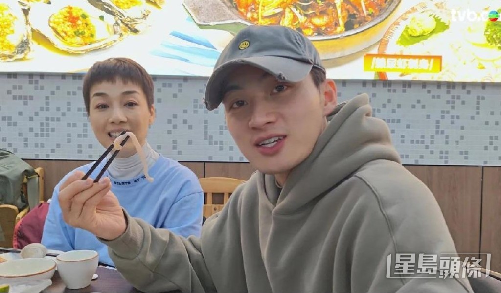 周嘉洛正在品嚐「沙蟲刺身」。