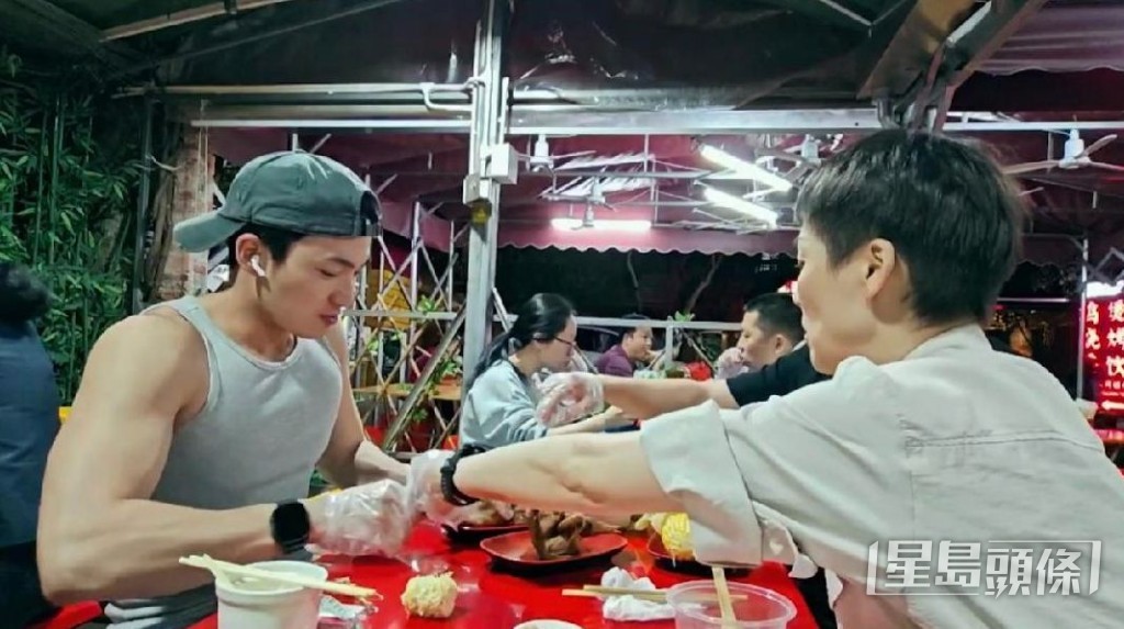 周嘉洛在節目中的健碩身材意外曝光。