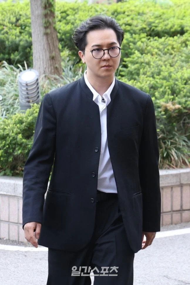 韓國團體 WINNER 成員宋旻浩因兵役問題，今日出現在法院。