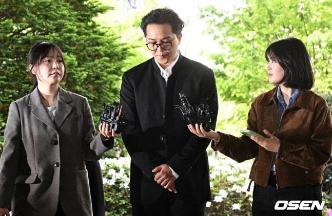 宋旻浩現身時低頭向公众致歉。