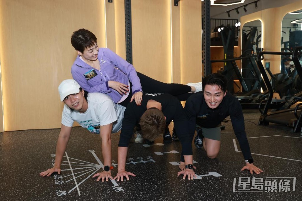 三位男藝人則在下方進行掌上壓。