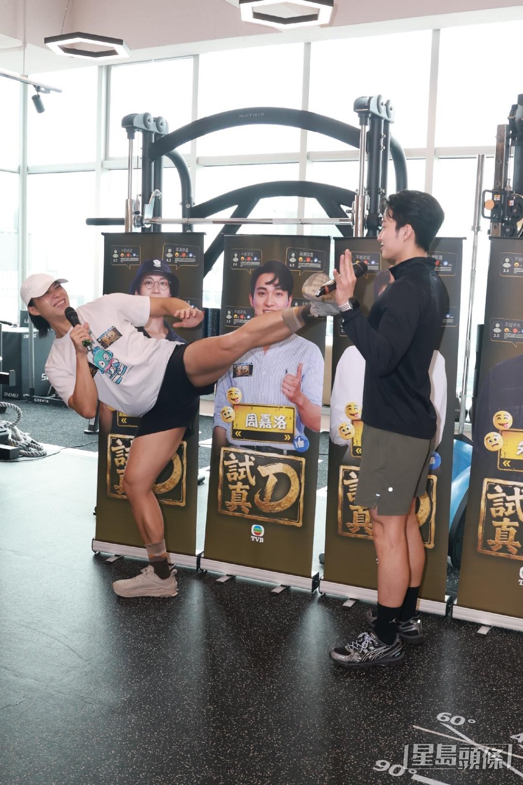 身為空手道運動員的坤哥即場示範踢腿動作。