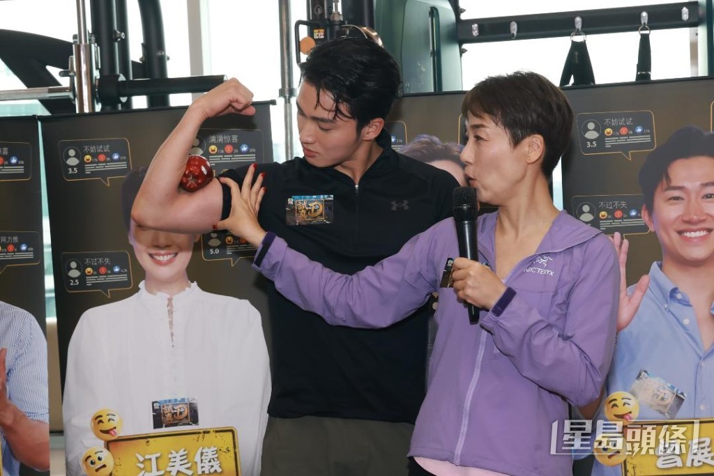 周嘉洛示範用身體夾蘋果。