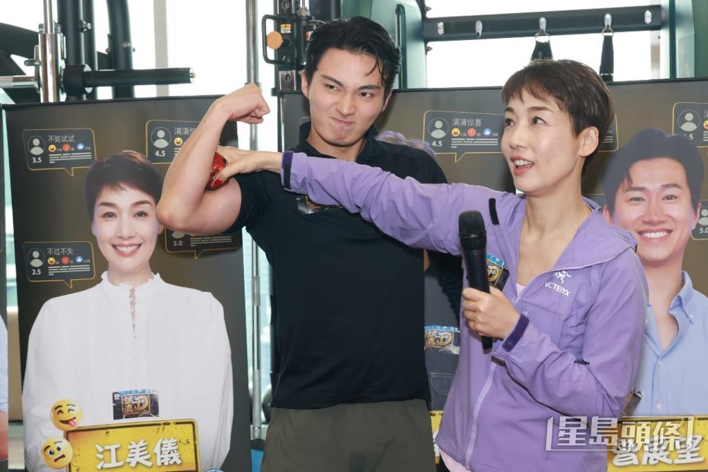 周嘉洛身形健碩。