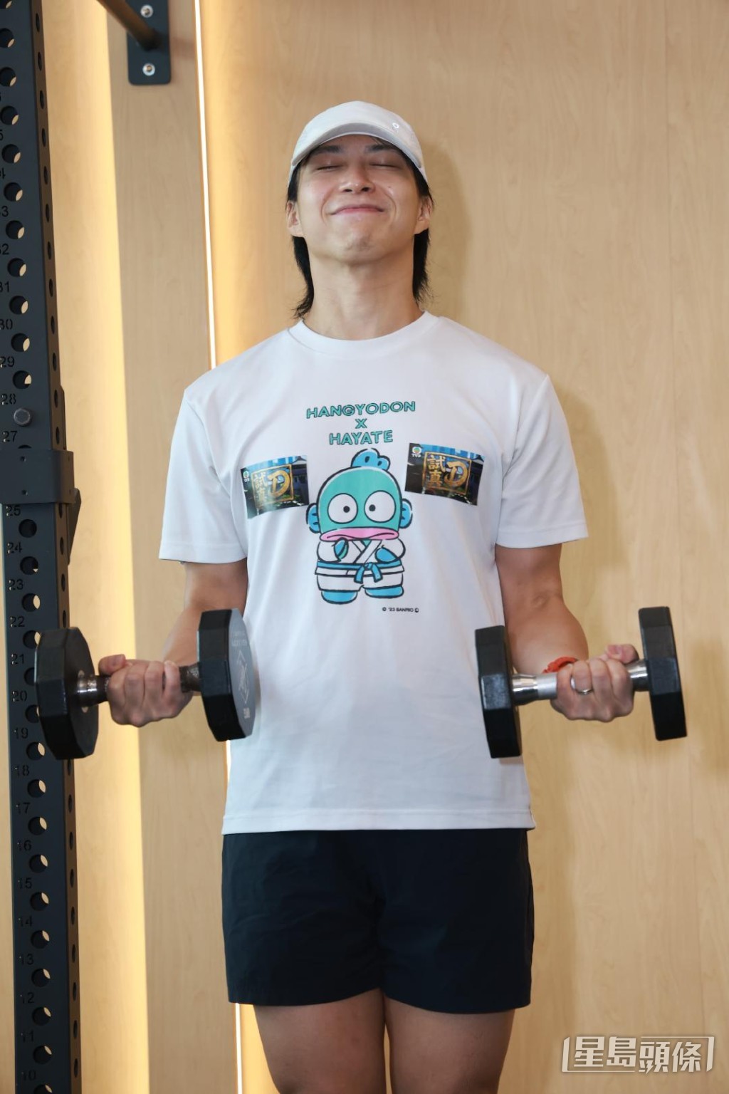 吳業坤舉啞鈴時表現得非常辛苦。