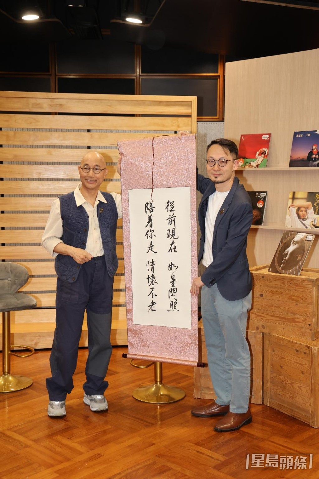 助理廣播處長葉冠霖向盧冠廷送上書法卷軸，祝賀他獲獎。