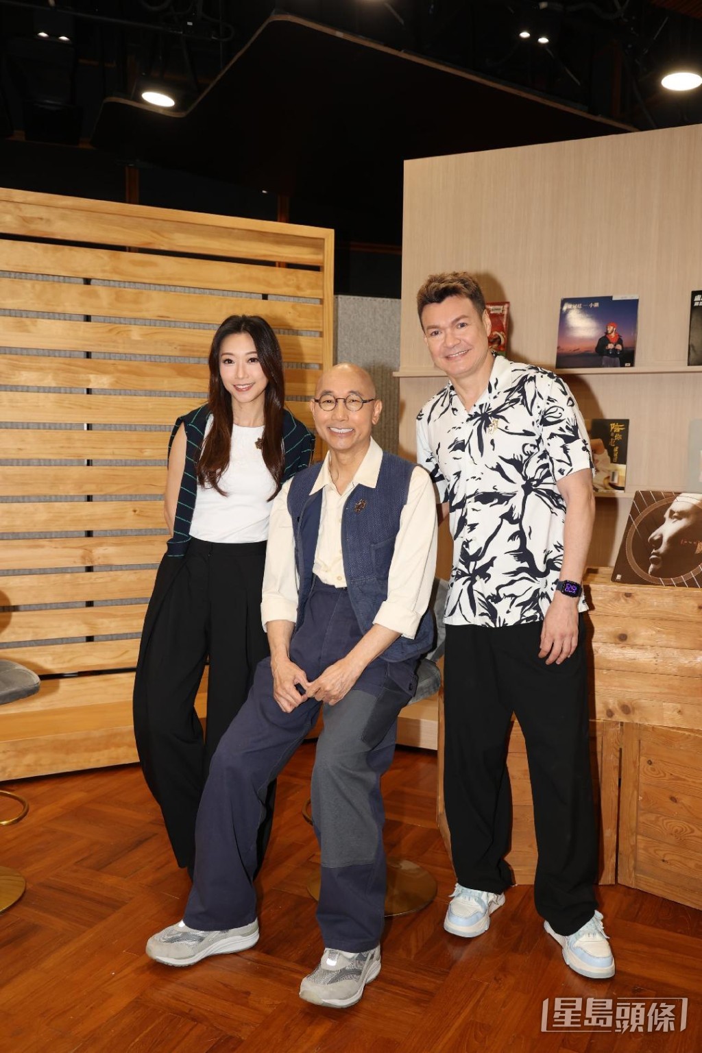 盧冠廷與節目主持李志剛及崔潔彤合照。