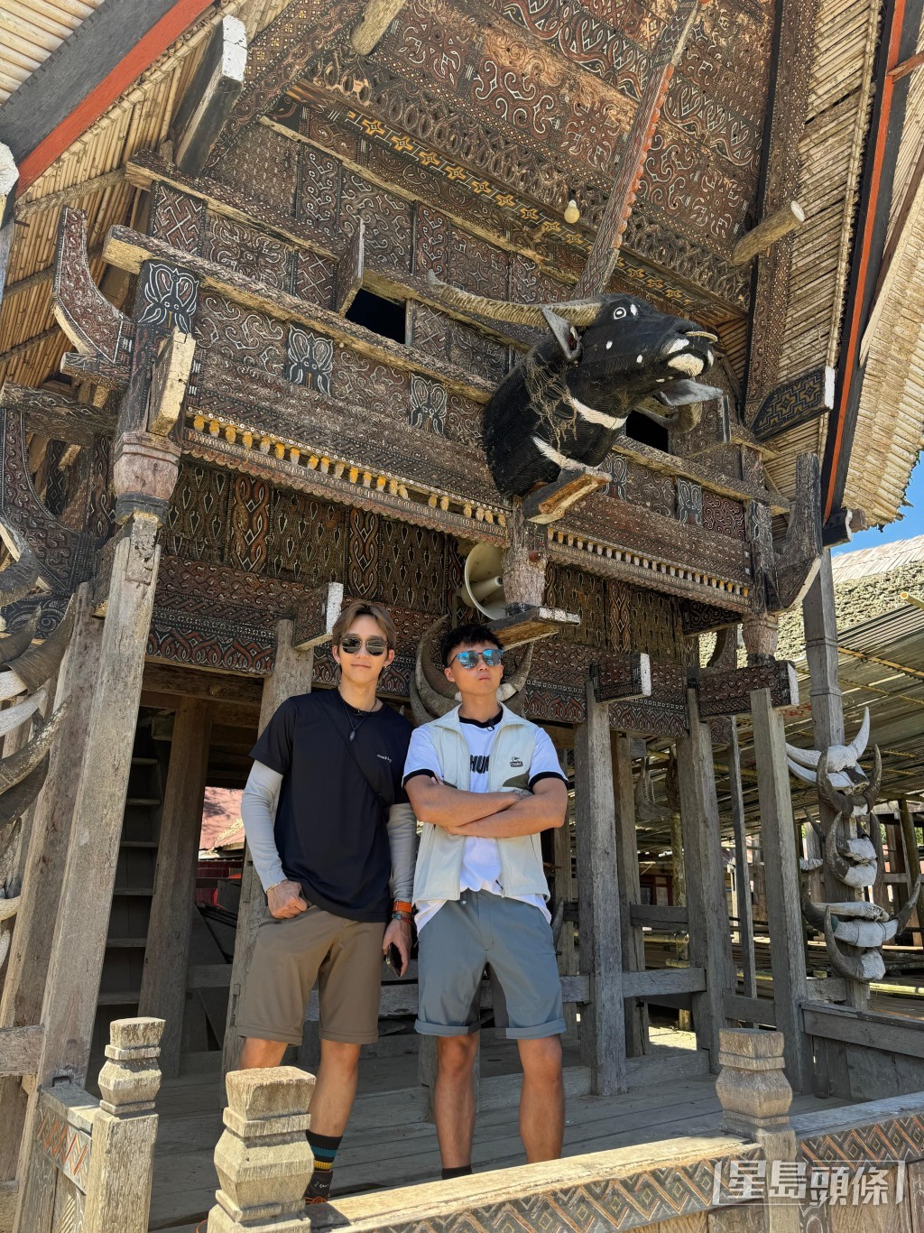 兩人參觀了印尼托拉查族的傳統祖屋。