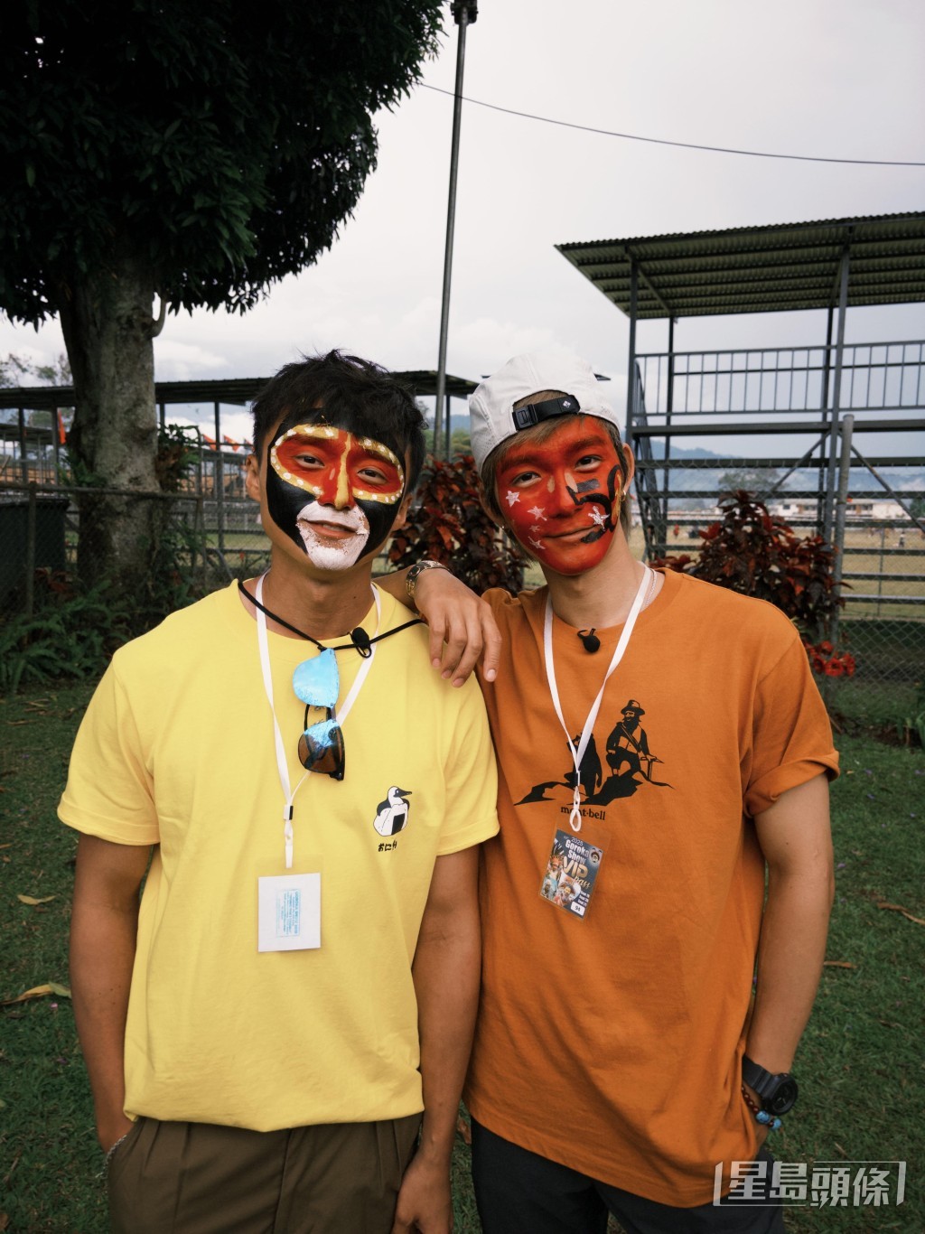 在巴布亞新幾內亞，兩人參與了有上百原住民族出席的大型慶典。