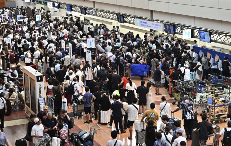 日本航管系統大癱瘓 羽田百架班機取消