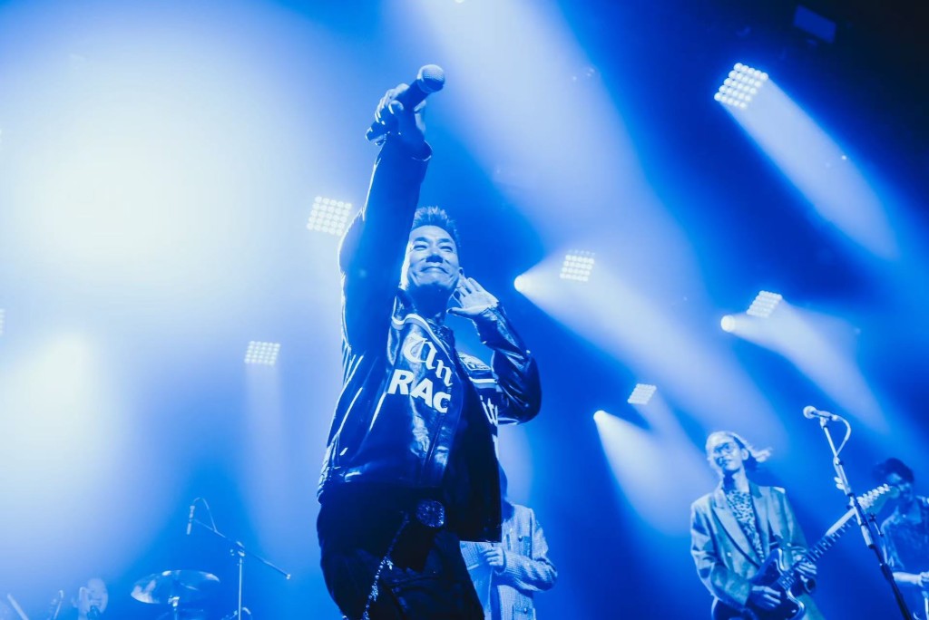 演唱《別怕》期間，任賢齊驚喜登台。