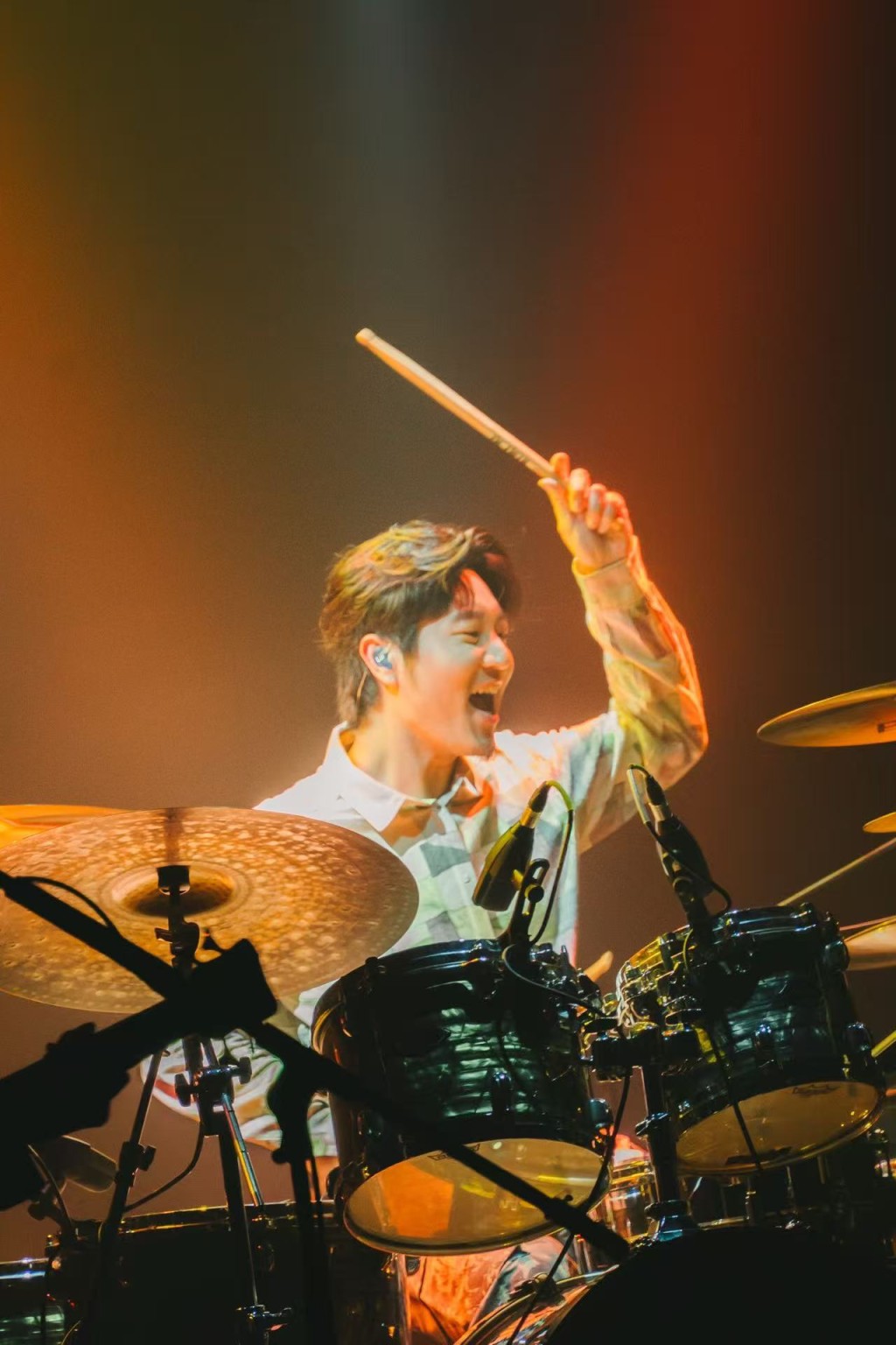 鼓手逸凡分享對香港夜景的深刻印象。