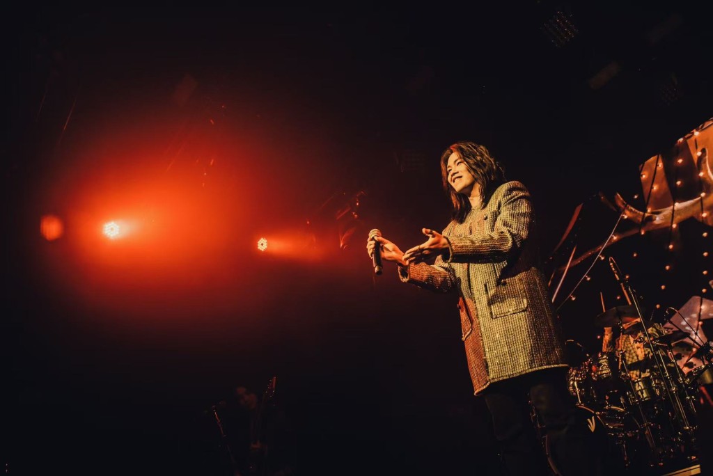 謝幕時樂迷高呼encore，麋先生幽默提醒尚未下台。