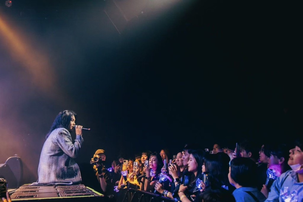 主音聖皓在舞台邊與粉絲互動。