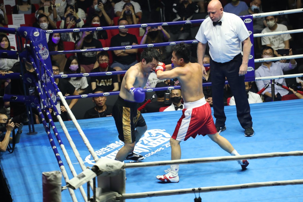 鍾培生於2021年舉辦《培生擂台：無敵盃》，當中包括他與林作的拳擊對賽。