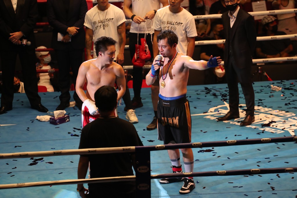 該拳賽原僅供其YouTube頻道「培生培心」的高級會員觀看，但賽後網上出現大量免費轉載片段。