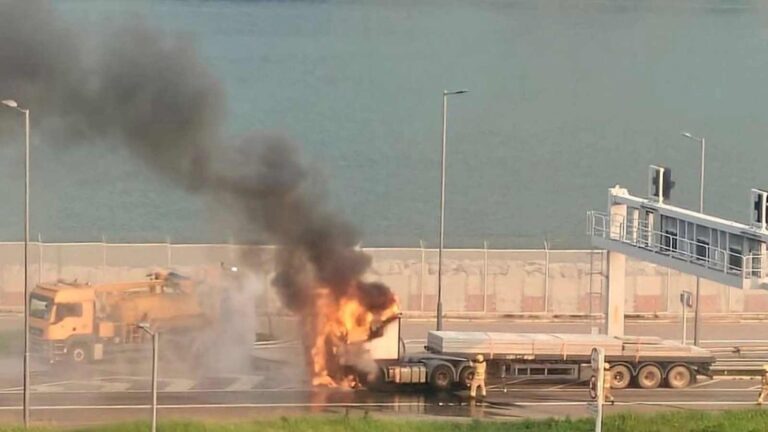 港珠澳大橋香港連接路拖頭起火 司機安全逃生 消防迅速撲救