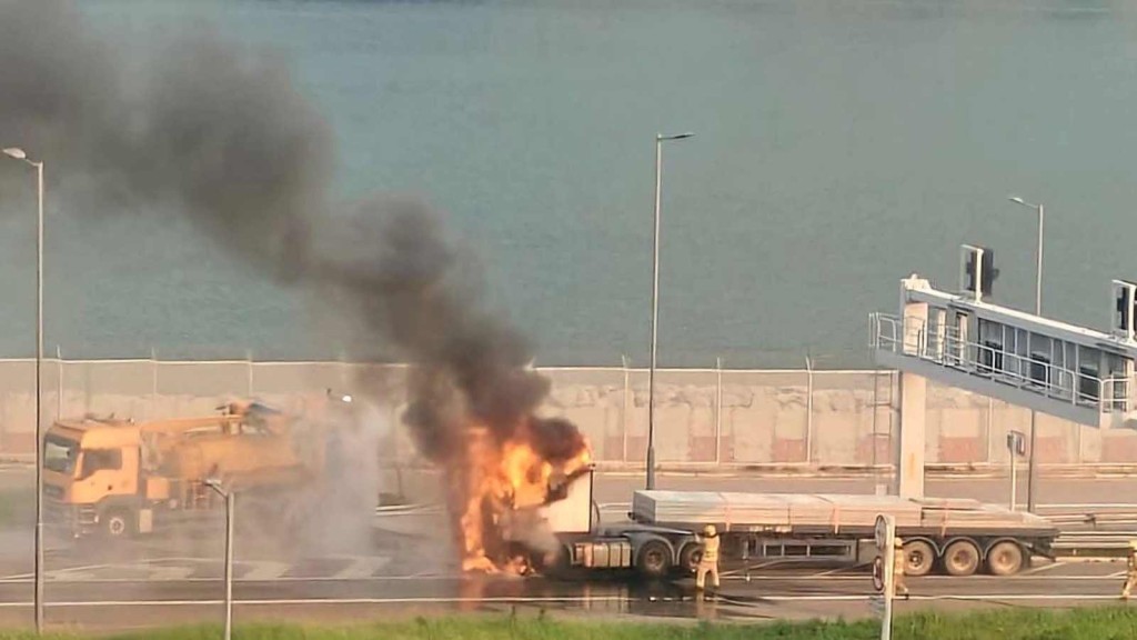 港珠澳大橋香港連接路拖頭起火 司機安全逃生 消防迅速撲救
