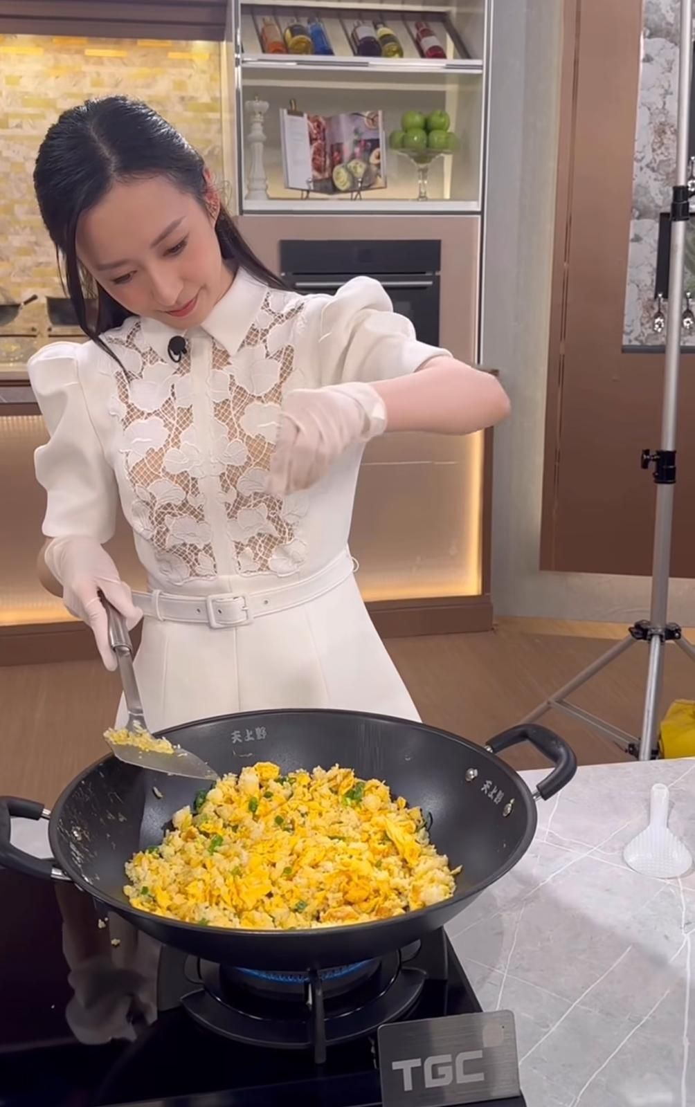 過去一年，龔嘉欣主要專注主持飲食節目《在家宴客60道菜》。