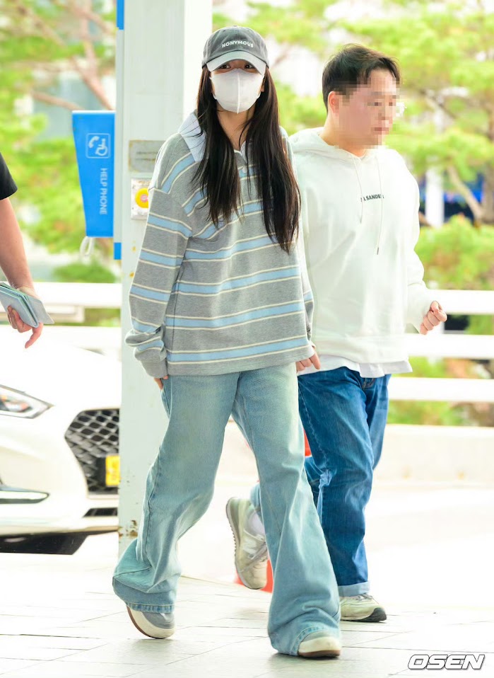 Jisoo在工作人員的陪伴下現身機場。