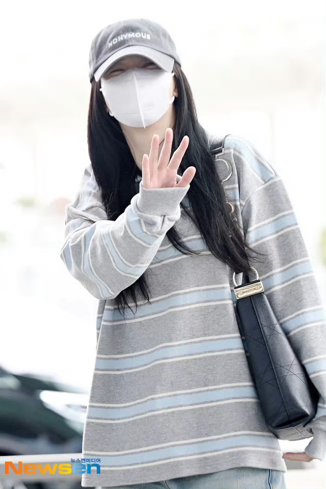 Jisoo戴上口罩，仍可從眉眼間看出她面帶笑容，向傳媒及粉絲揮手。