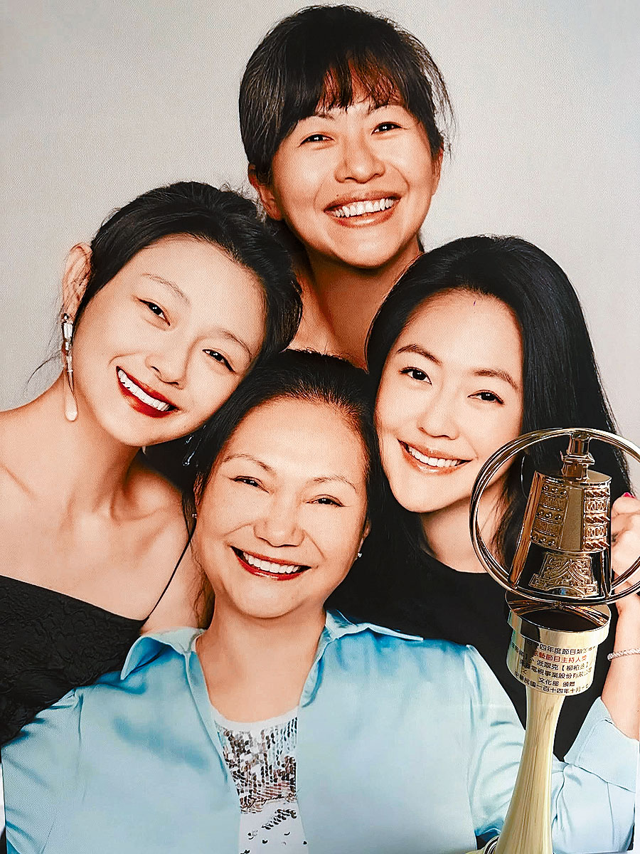 小S將金鐘獎盃擺放在三姊妹與S媽的幸福合照旁。