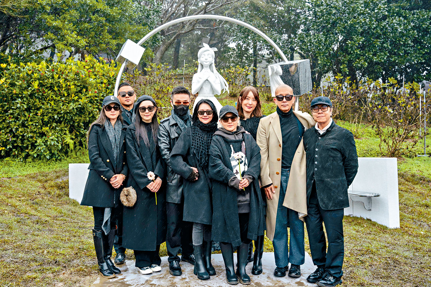 早前大S的紀念像揭幕，（左起）吳佩慈、陳建州、范瑋琪、許雅鈞、小S、范曉萱、賈永婕、具俊曄及蔡康永在雕像前合影留念。