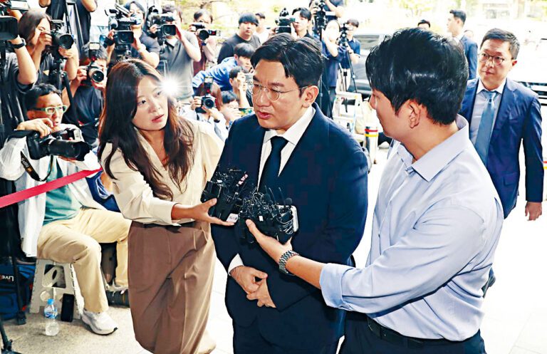 房時赫涉非法獲利1,900億韓圜，昨日被警方提請拘捕令。