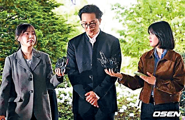 宋旻浩現身時低頭向大眾道歉。