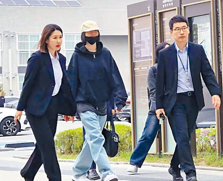 Nana（中）昨為遭入屋爆竊案上庭，但表現激動，要裁判官安撫情緒。