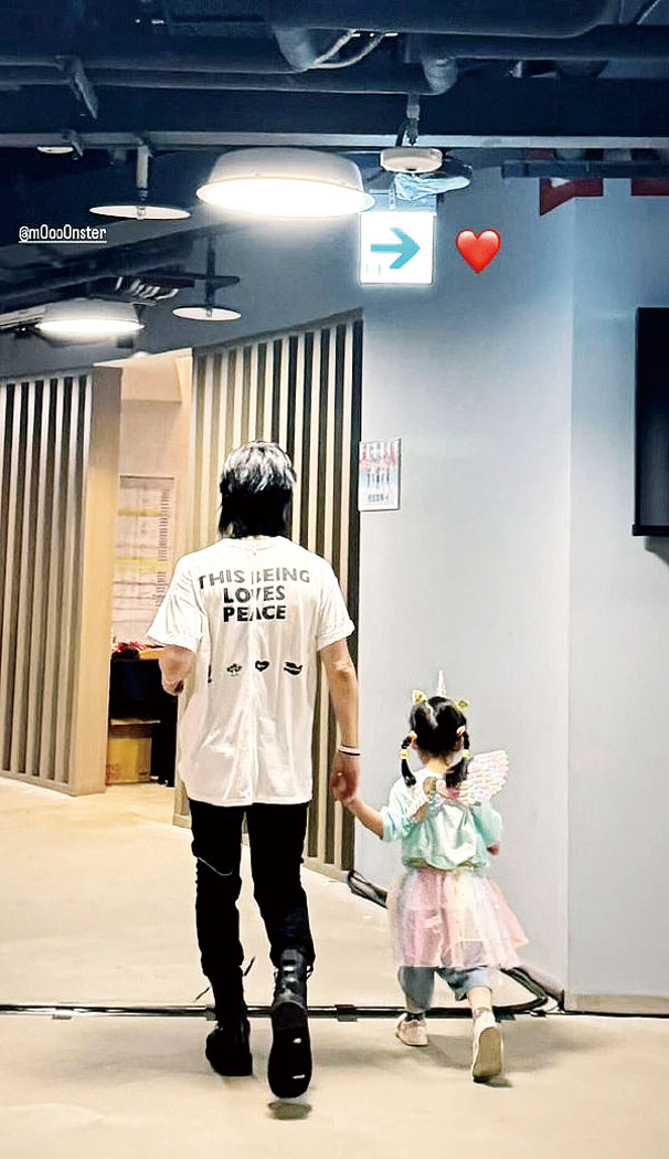 怪獸（左）難得秀出妻女一同入鏡的全家福照片。網上圖片