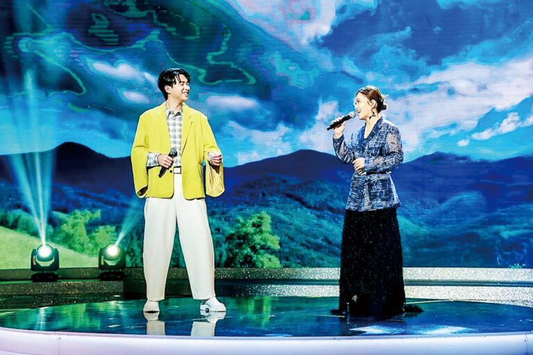 黃妃（右）、李子森節目合唱。網上圖片