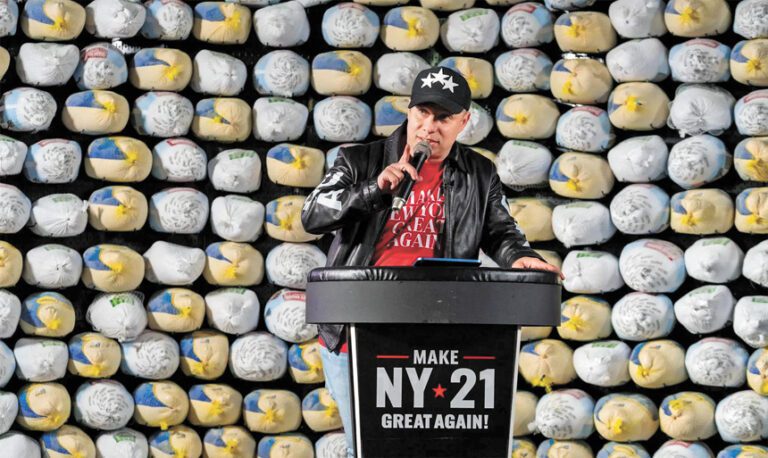 特朗普正式支持其盟友康斯坦丁諾。Anthony Constantino 臉書圖片