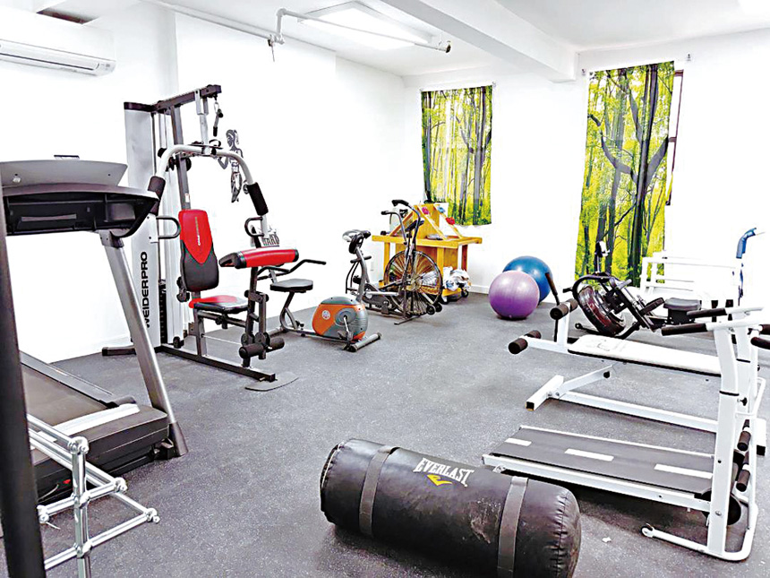 唐京玲痛症康復診所引進國際先進診療設備，秉持「仁心仁術」的理念，為患者提供精準、專業的康復方案。您的健康，是我們的首要使命。