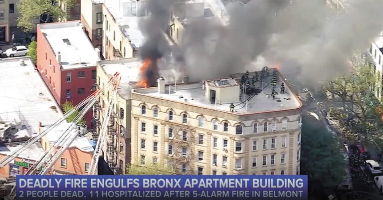 布朗士發生5級大火，火勢由一樓底層店面迅速蔓延至全樓。 WABC截圖