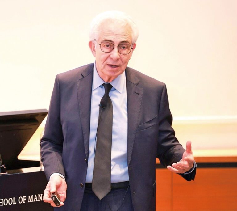 塞迪略在演講中。