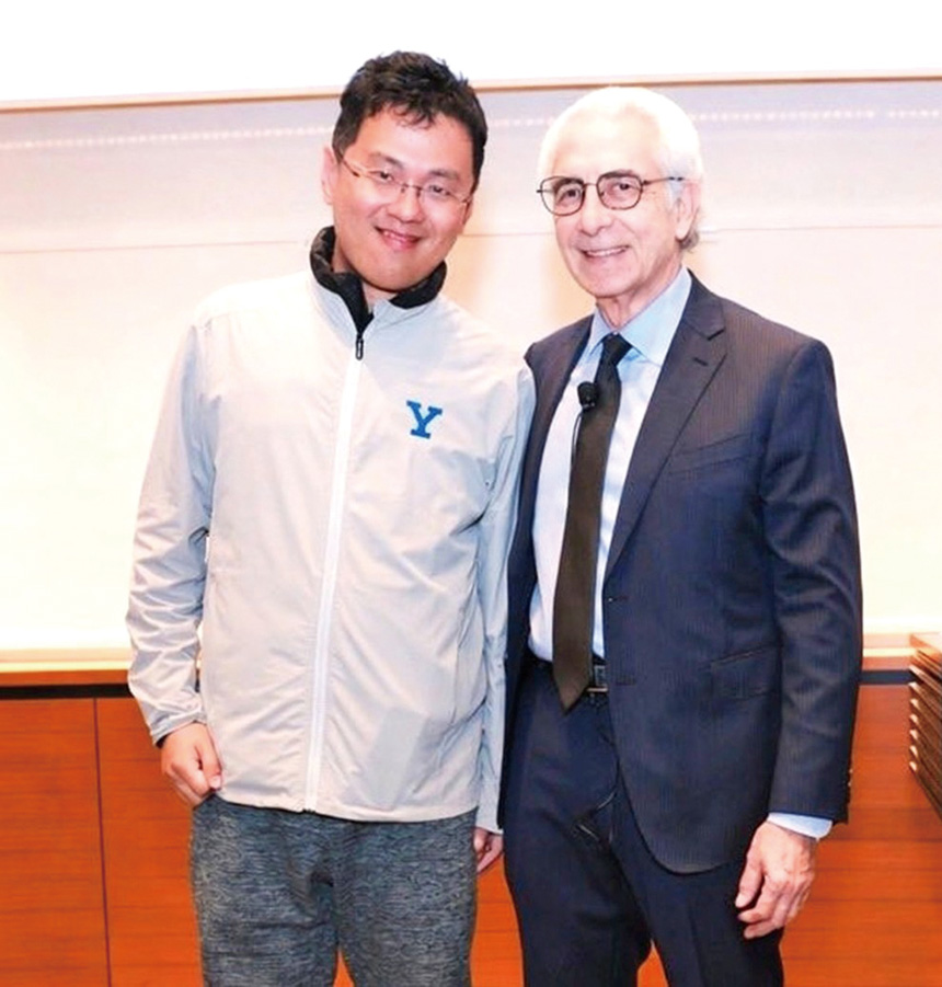 (左起）Onicek He同塞迪略合影。