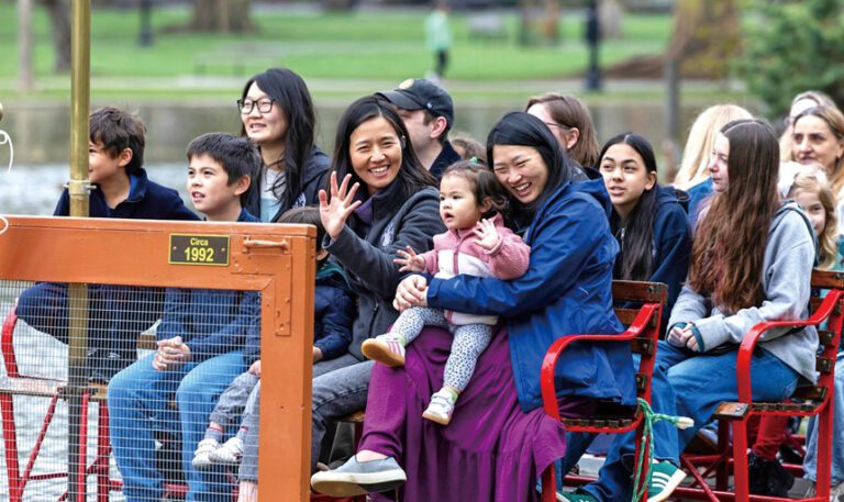吳市長同家人坐上天鵝船。 市府提供