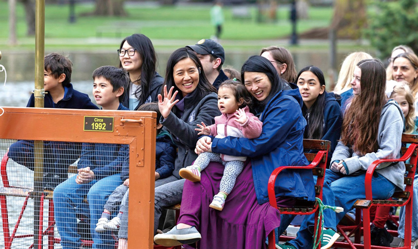 吳市長同家人坐上天鵝船。 市府提供