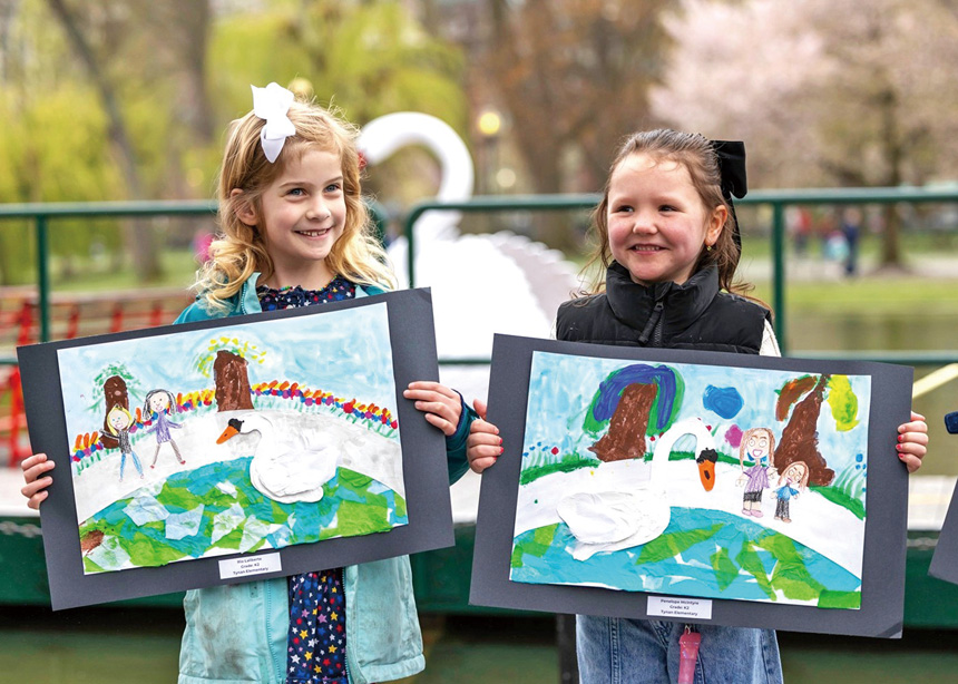 兩位小學生展示她們畫的天鵝。