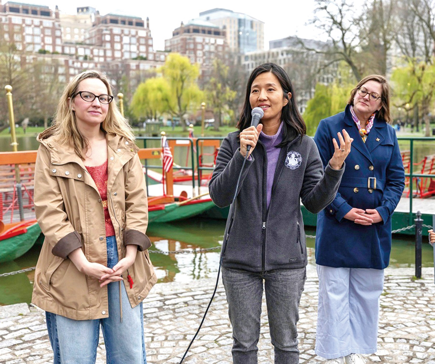 吳市長（中）在天鵝船開季儀式中致詞。