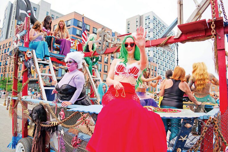 2024年康尼島美人魚遊行。Jim McDonnell攝/圖片來自康尼島美國臉書