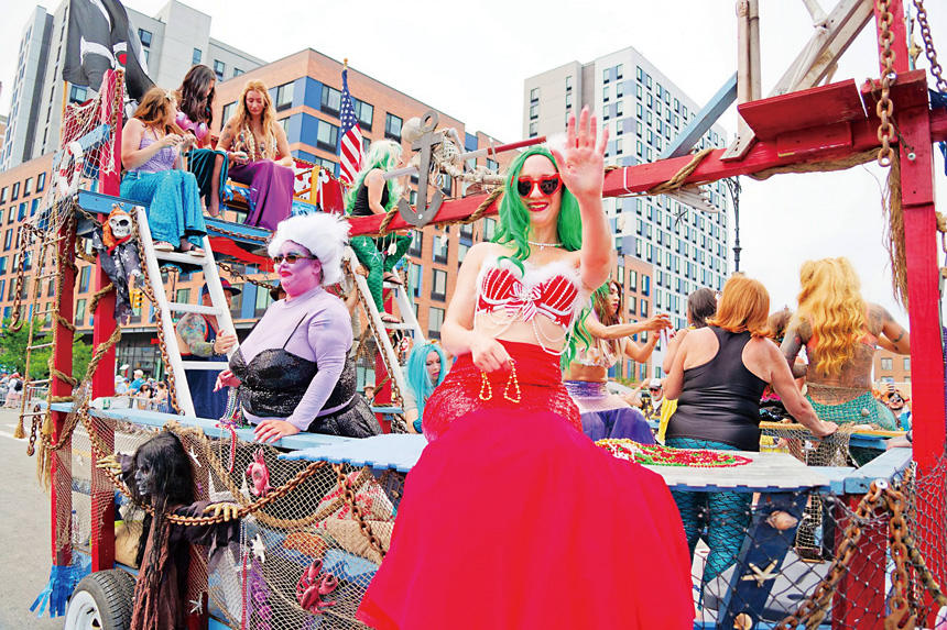 2024年康尼島美人魚遊行。Jim McDonnell攝/圖片來自康尼島美國臉書