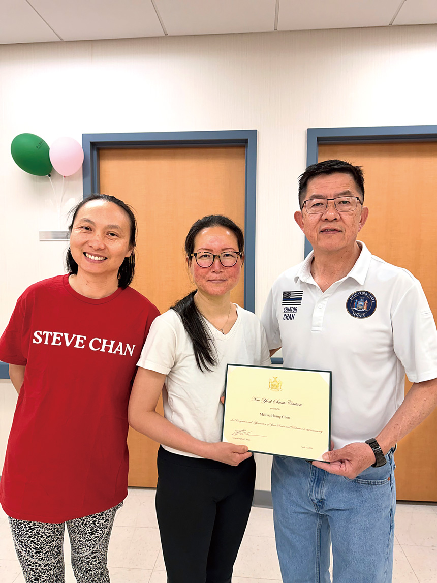 陳學理(右)16日為陳梅麗莎(中)頒發嘉獎狀。 華人健康協會提供